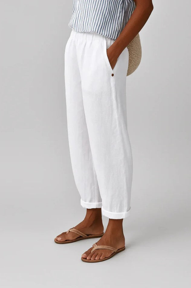 Relaxed cropped trousers in soft beige with an elastic waistband and pockets for comfort and style. 1