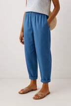 Relaxed cropped trousers in soft beige with an elastic waistband and pockets for comfort and style. 2