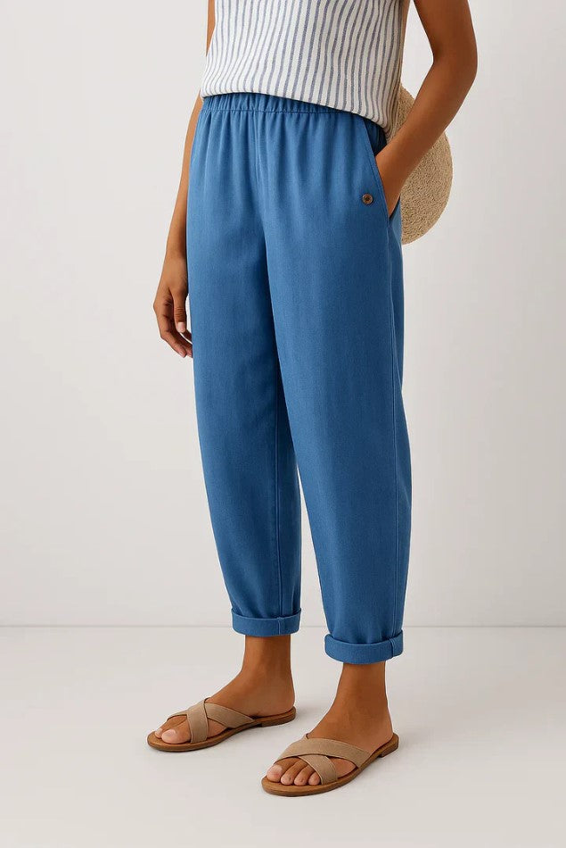 Relaxed cropped trousers in soft beige with an elastic waistband and pockets for comfort and style. 2