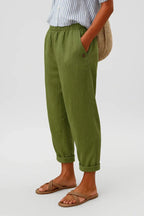Relaxed cropped trousers in soft beige with an elastic waistband and pockets for comfort and style. 3