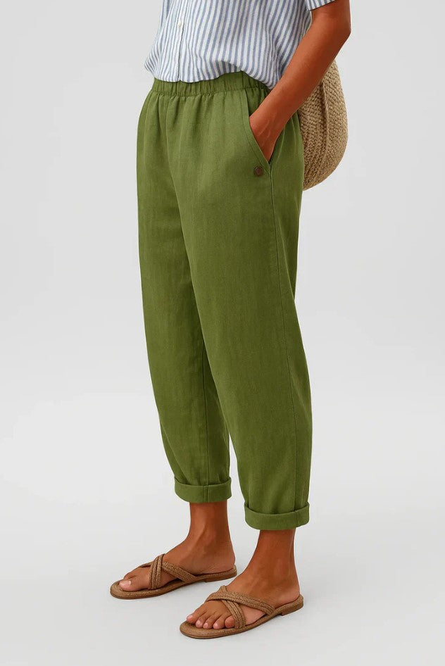 Relaxed cropped trousers in soft beige with an elastic waistband and pockets for comfort and style. 3