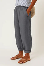 Relaxed cropped trousers in soft beige with an elastic waistband and pockets for comfort and style. 4