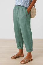 Relaxed cropped trousers in soft beige with an elastic waistband and pockets for comfort and style. 5