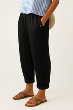 Relaxed cropped trousers in soft beige with an elastic waistband and pockets for comfort and style. 6