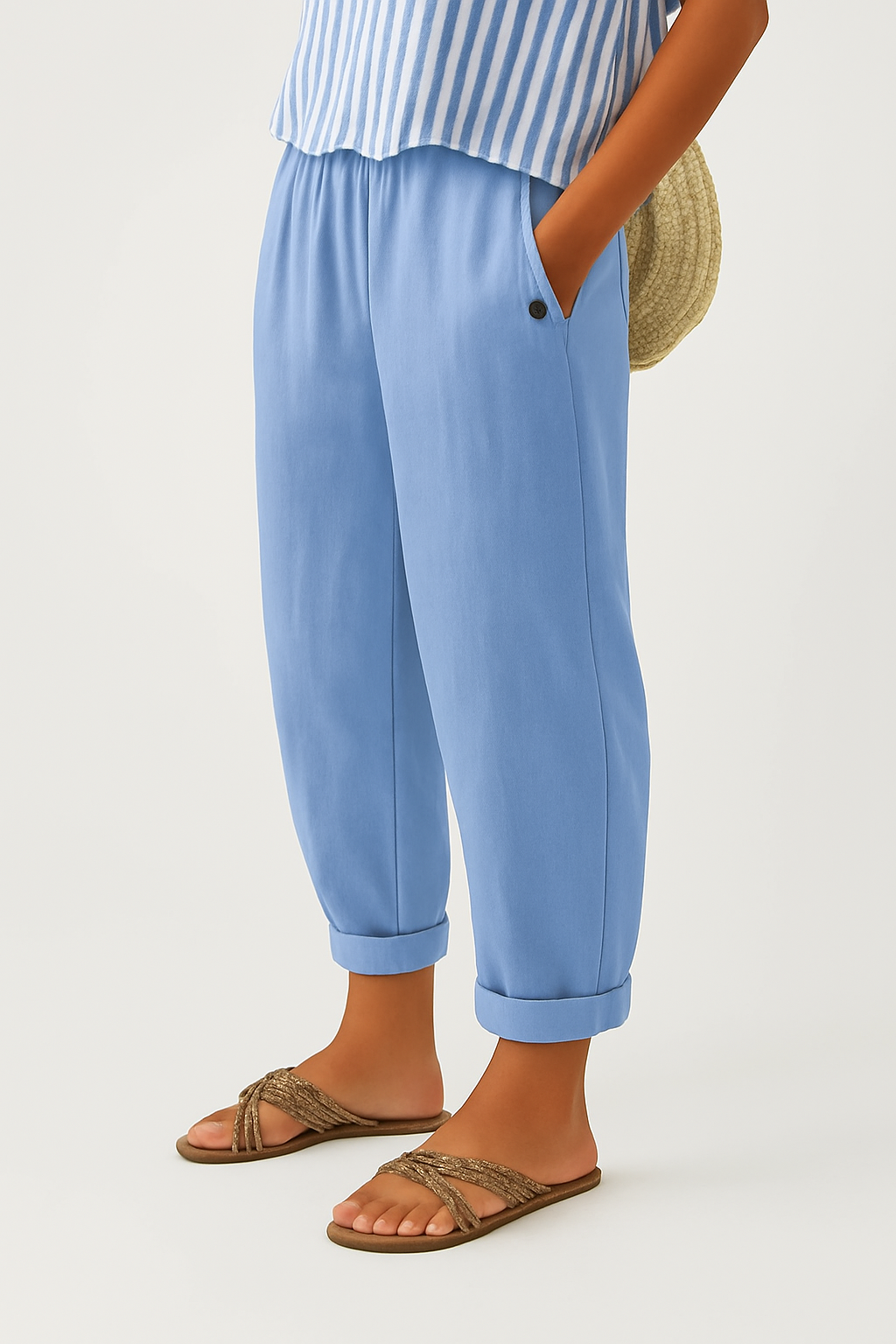 Relaxed cropped trousers in soft beige with an elastic waistband and pockets for comfort and style. 7