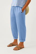 Relaxed cropped trousers in soft beige with an elastic waistband and pockets for comfort and style. 7