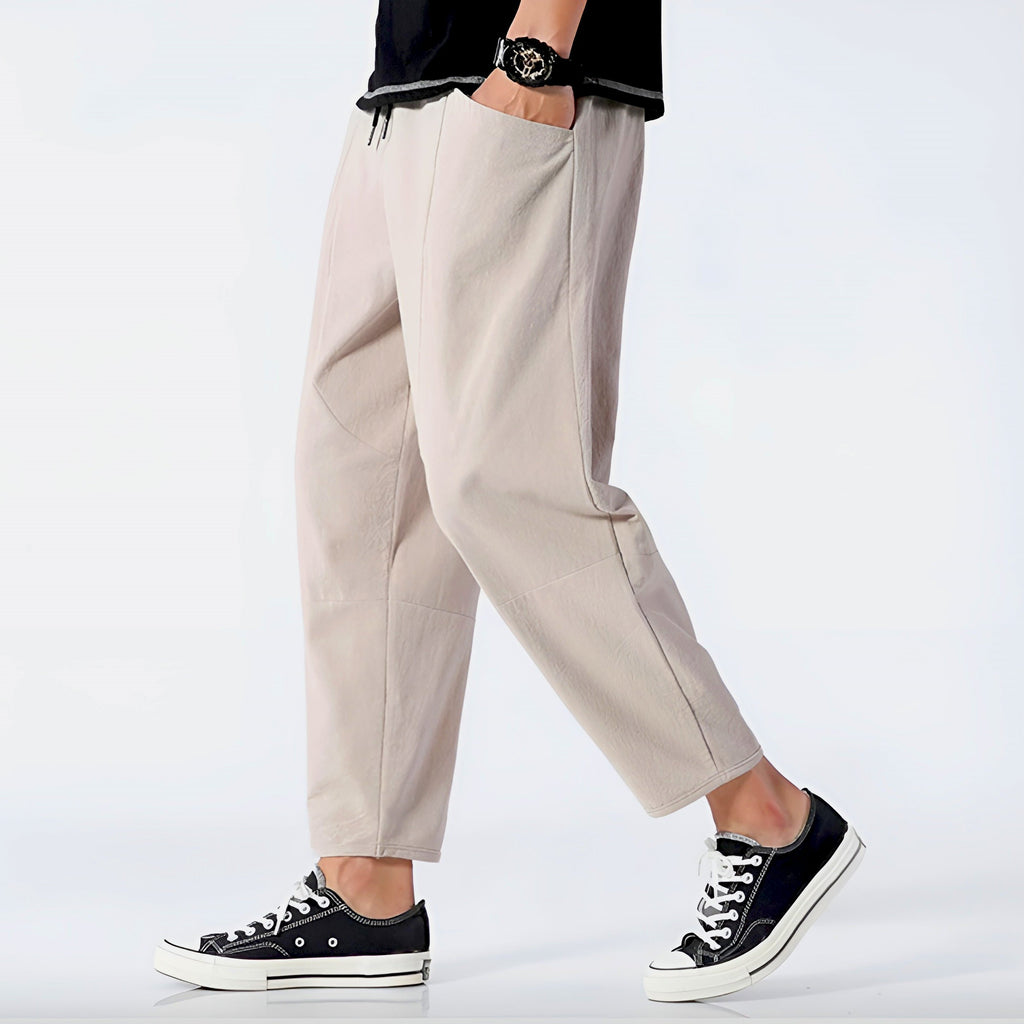 Light beige cropped pants in a relaxed fit, made from a soft cotton-linen blend, featuring a drawstring waist. 1