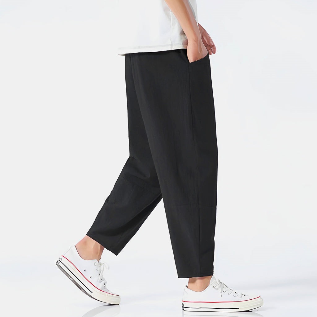 Light beige cropped pants in a relaxed fit, made from a soft cotton-linen blend, featuring a drawstring waist. 3