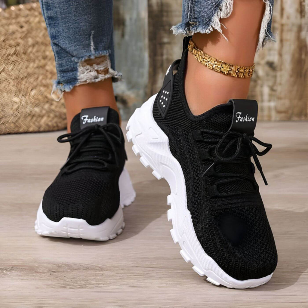 Light gray orthopedic sneakers with a roomy toe box and cushioned sole, featuring a casual and comfortable style. 1
