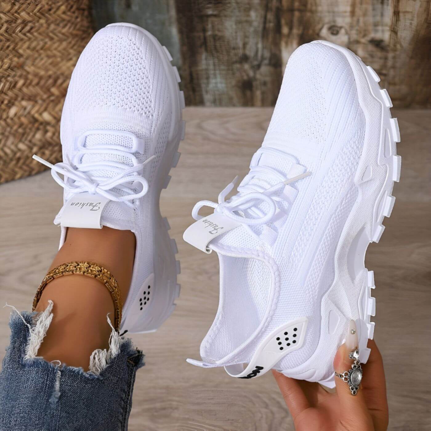 Light gray orthopedic sneakers with a roomy toe box and cushioned sole, featuring a casual and comfortable style. 2