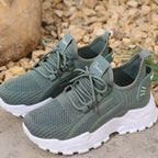 Light gray orthopedic sneakers with a roomy toe box and cushioned sole, featuring a casual and comfortable style. 6