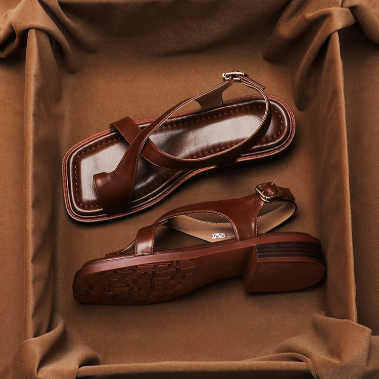 Brown leather cross sandals with a casual style, featuring a simple yet elegant design for everyday wear. 3