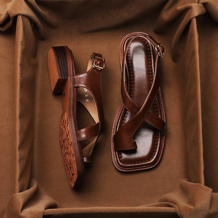 Brown leather cross sandals with a casual style, featuring a simple yet elegant design for everyday wear. 4