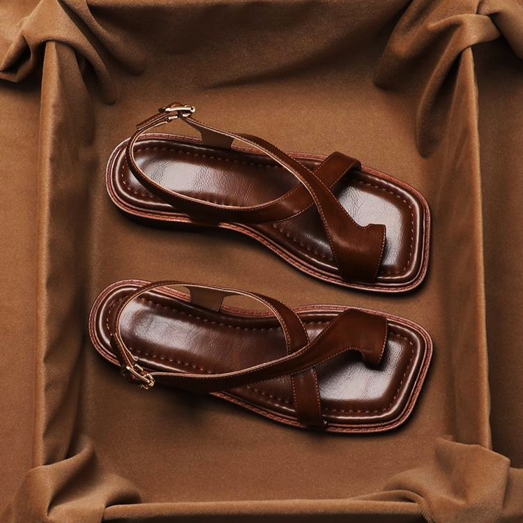 Brown leather cross sandals with a casual style, featuring a simple yet elegant design for everyday wear. 5