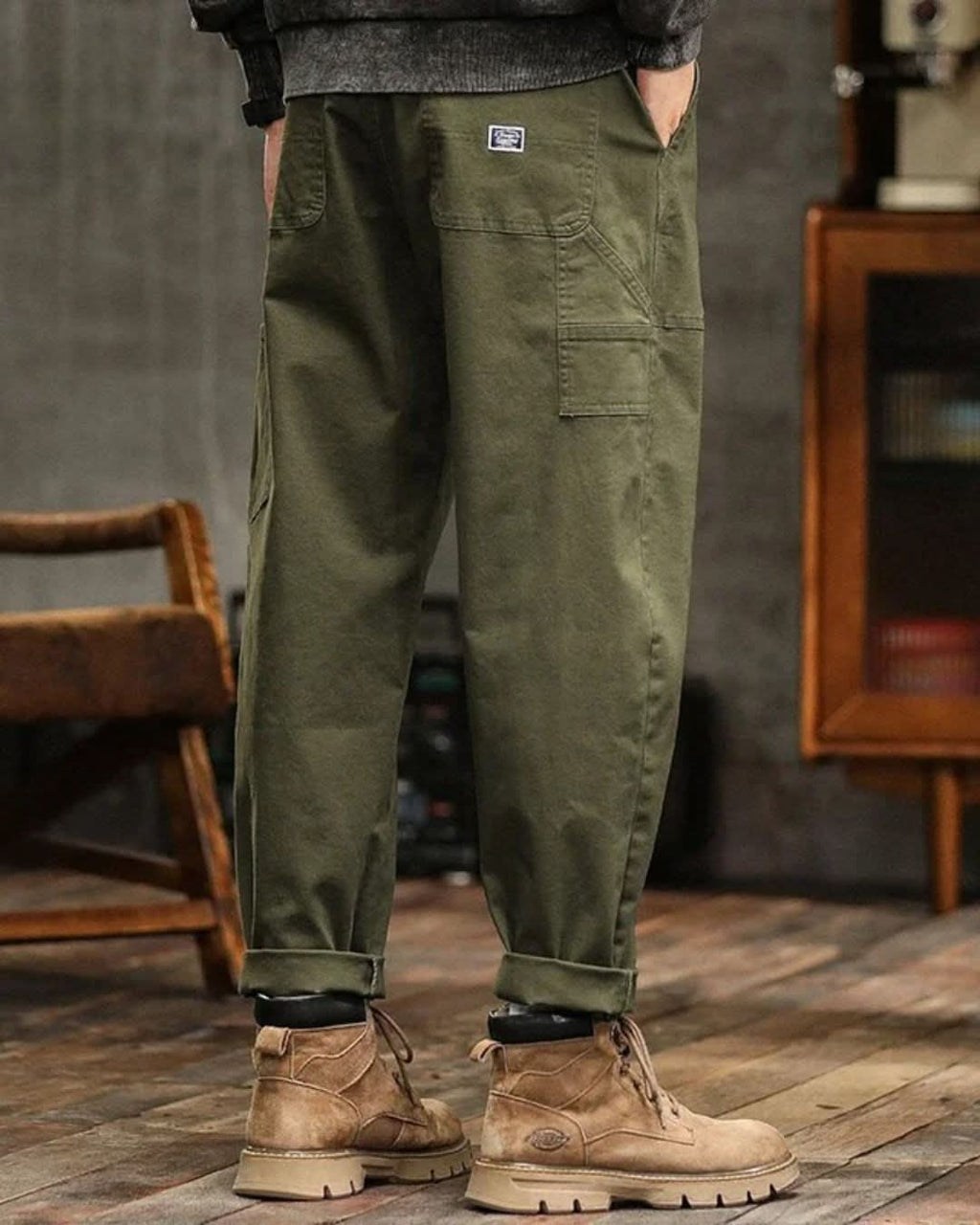 Relaxed fit vintage cargo pants in olive green cotton with flap pockets. 1