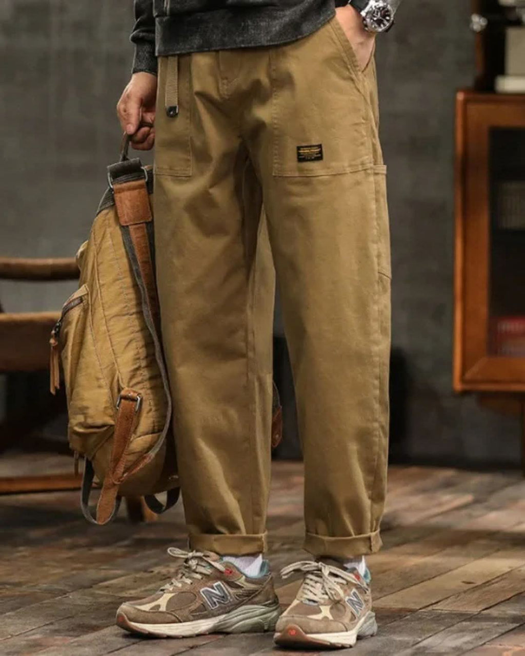 Relaxed fit vintage cargo pants in olive green cotton with flap pockets. 2