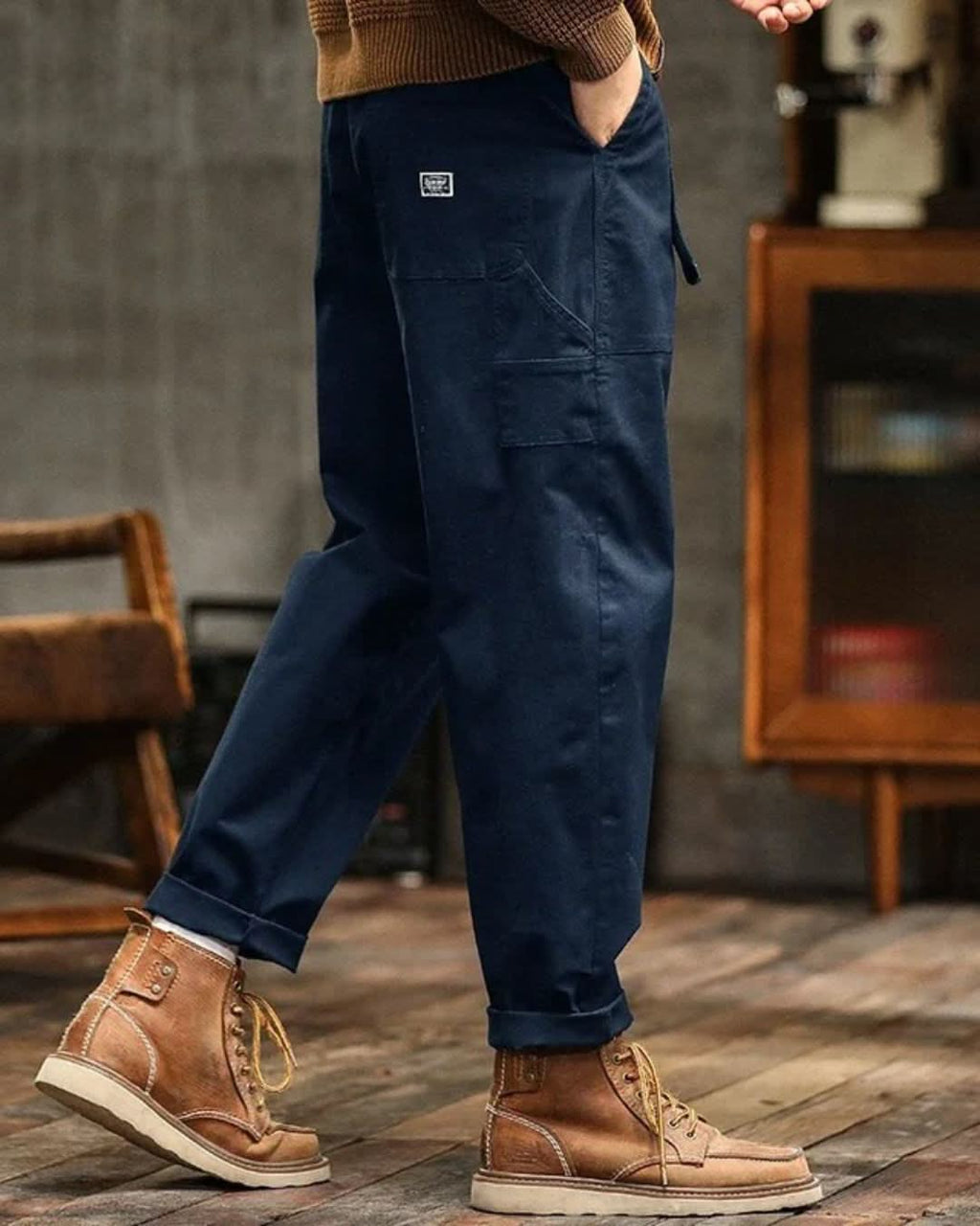 Relaxed fit vintage cargo pants in olive green cotton with flap pockets. 3