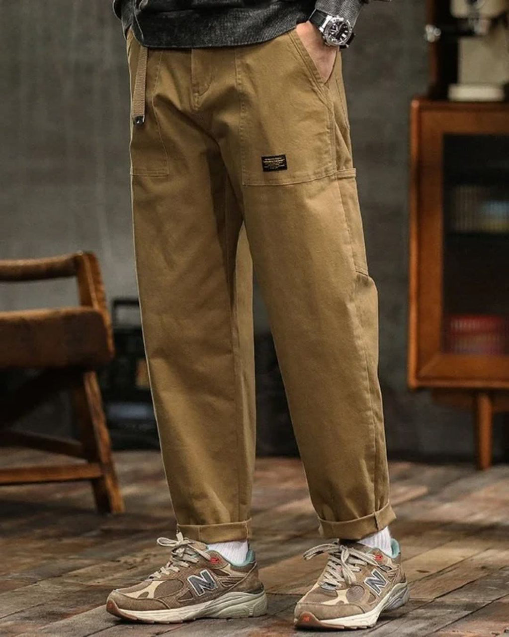 Relaxed fit vintage cargo pants in olive green cotton with flap pockets. 5