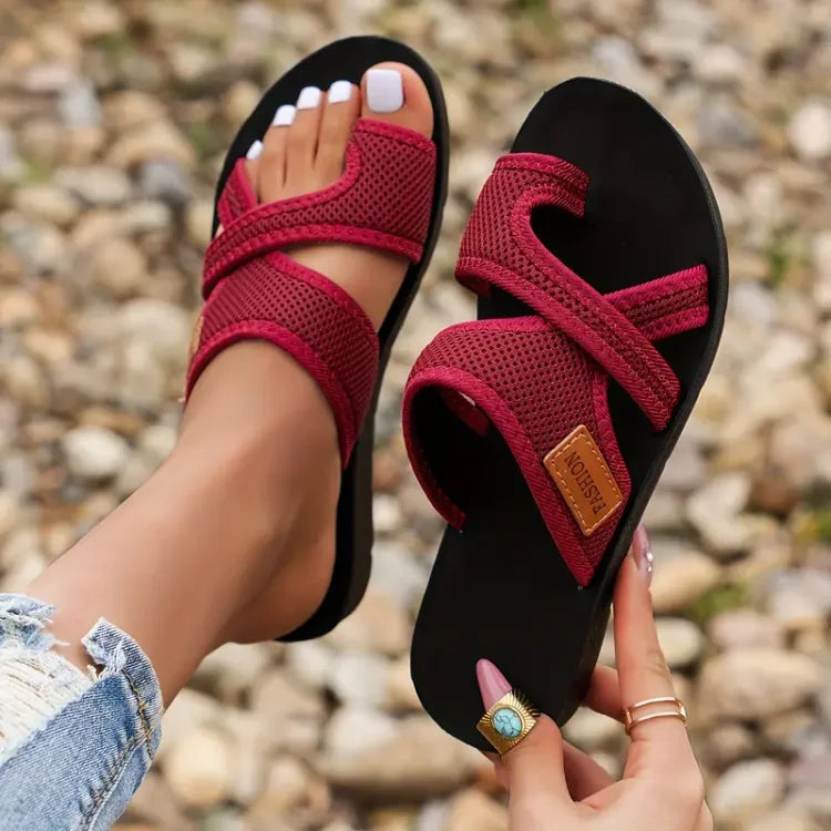 Comfortable women's sandals in soft beige with a casual, cushioned design for everyday use. 2