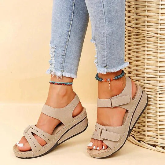 Lightweight brown walking sandals with a casual style, featuring adjustable straps for comfort. 7