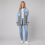 Viora Denim Jacket lichtblauw - model