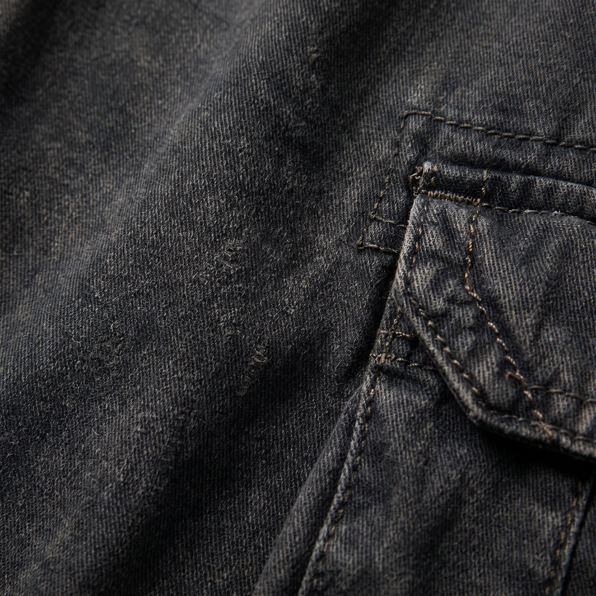 Maverick men's cargo shorts, washed cotton fabric close-up