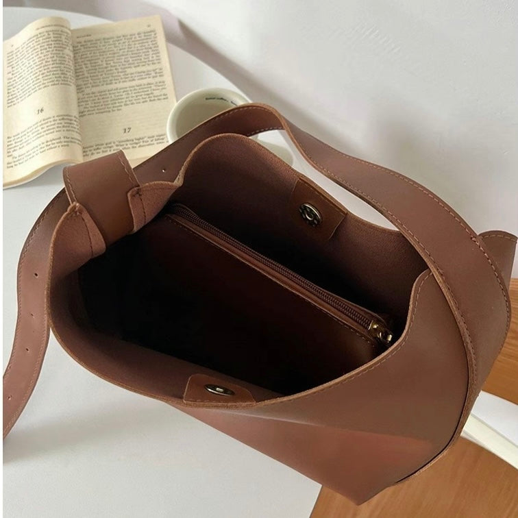 Ellaiza | Classic Buckle Shoulder Bag – detail view