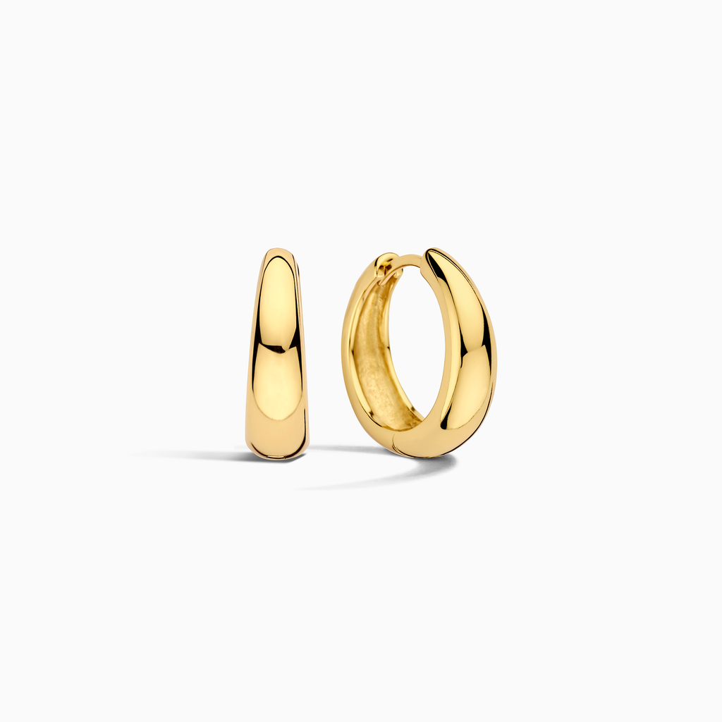 Liorette street declaration ring, close-up view