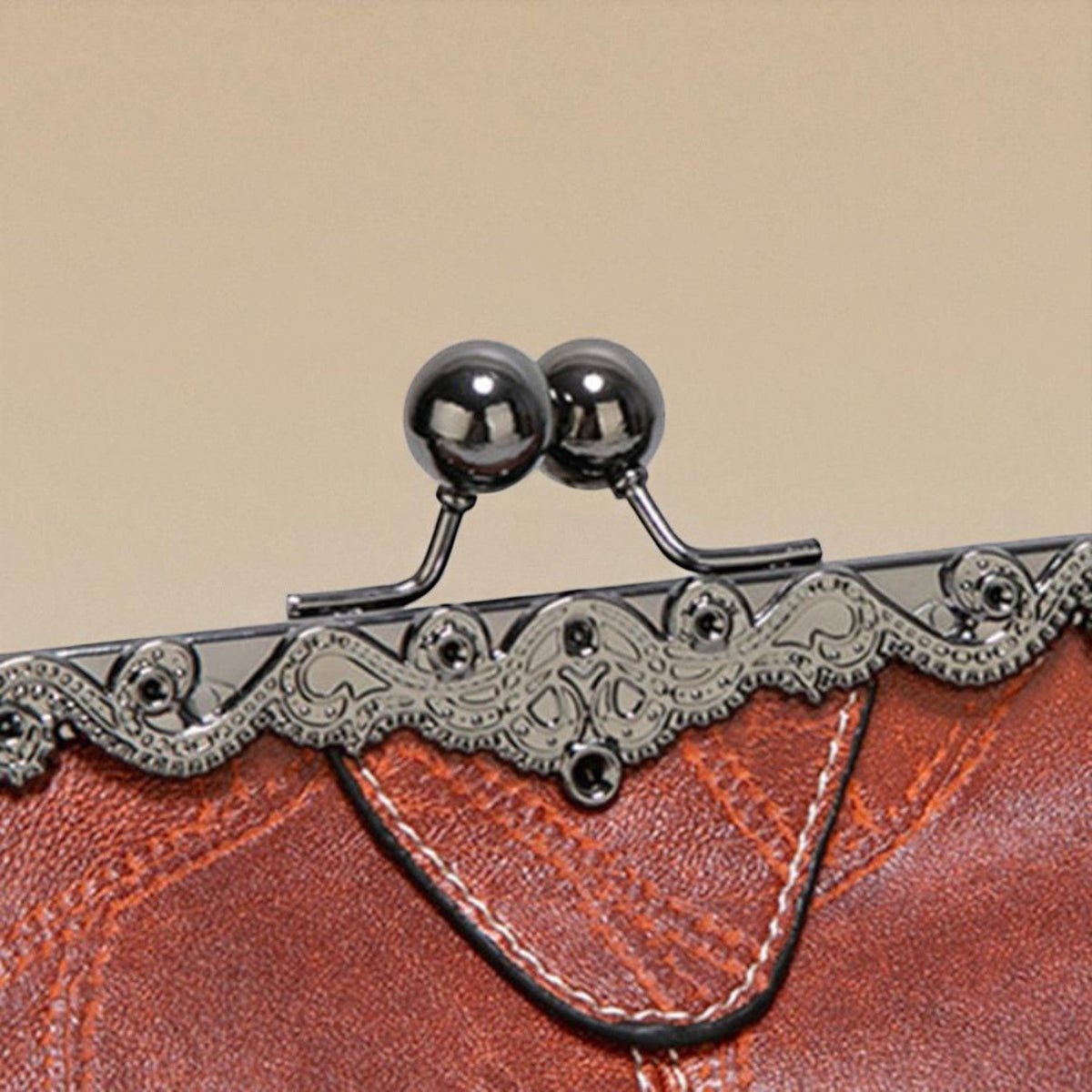 Junelle | Classic Vintage Handbag – close-up