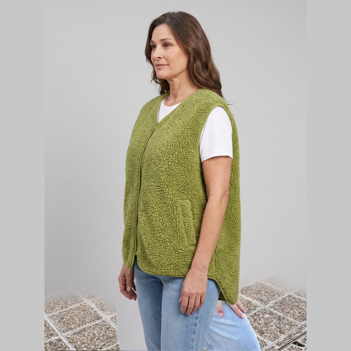 Leontine | Oversized Sherpa Fleece Vest – side view in green