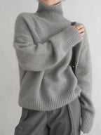 Lin Soft Turtleneck Sweater by Vera Noir – detail view