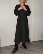 Marisande slimming long dress with V-neckline, neckline detail