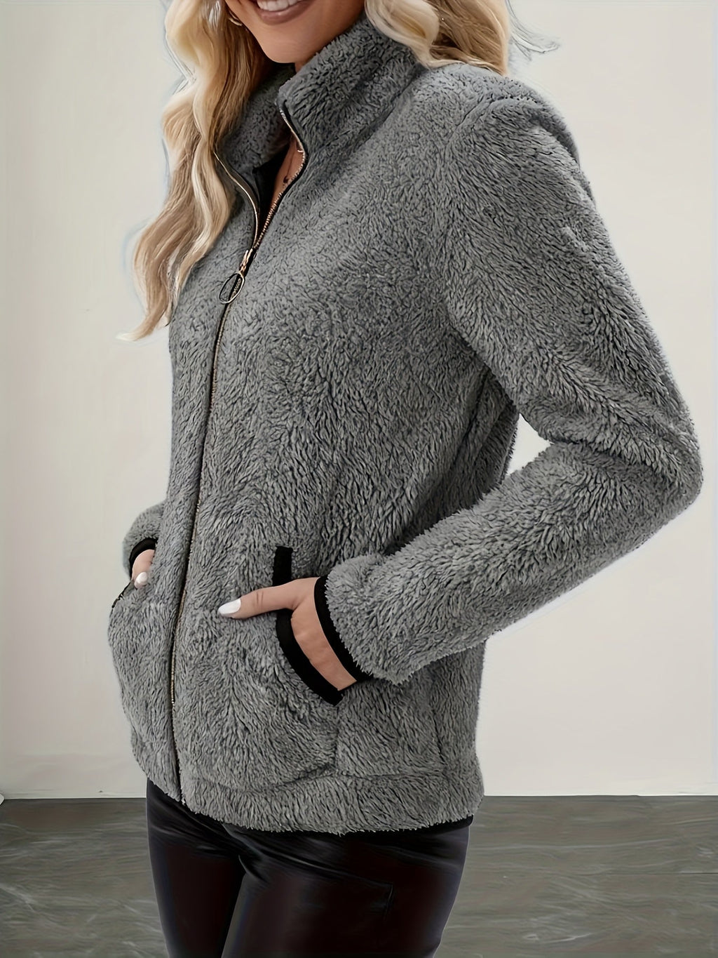 Simona | Cozy Zip-Up Jacket – detail view