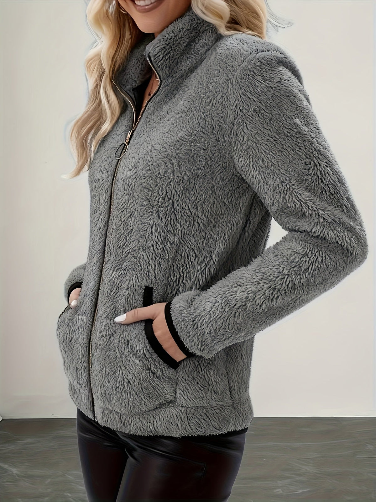 Simona | Cozy Zip-Up Jacket – detail view