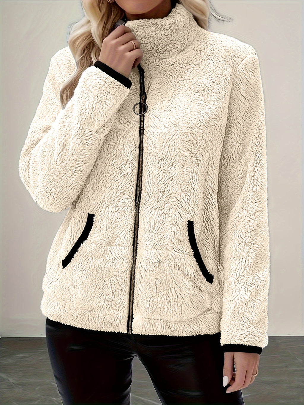 Simona | Cozy Zip-Up Jacket – detail view