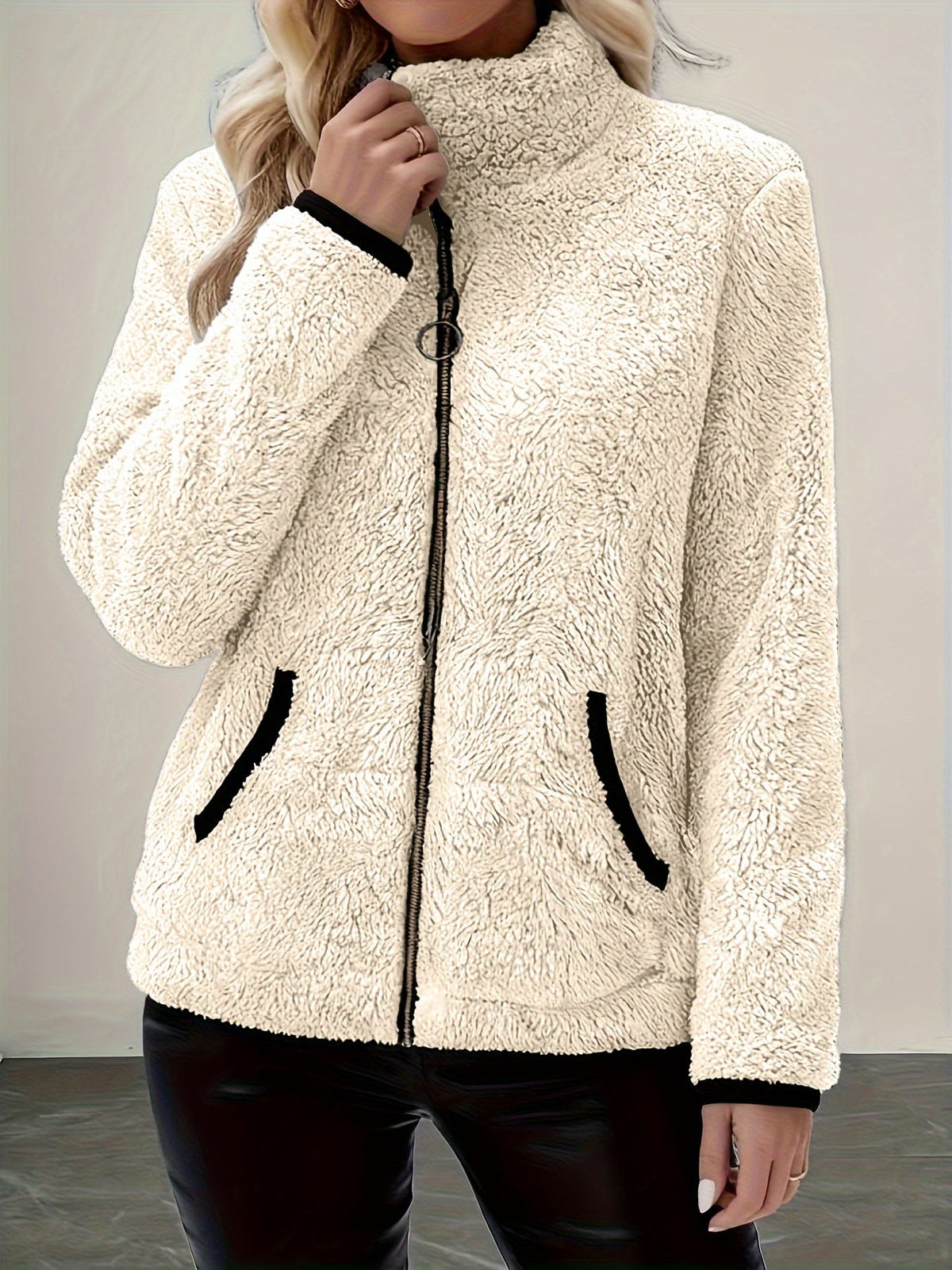 Simona | Cozy Zip-Up Jacket – detail view