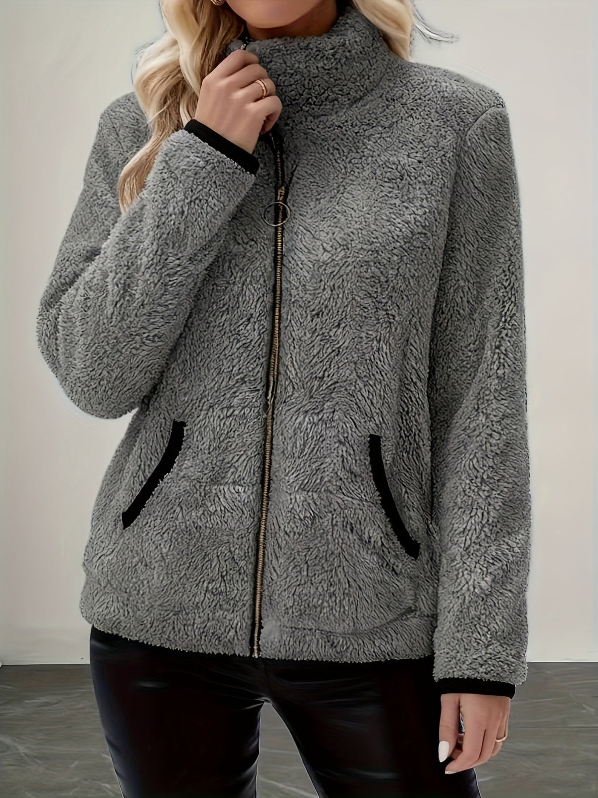 Simona | Cozy Zip-Up Jacket – detail view