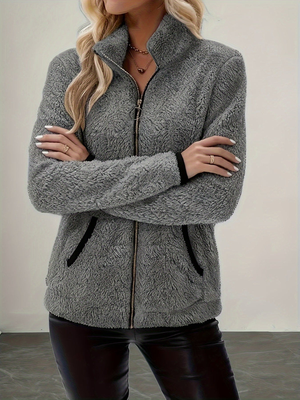 Simona | Cozy Zip-Up Jacket – detail view