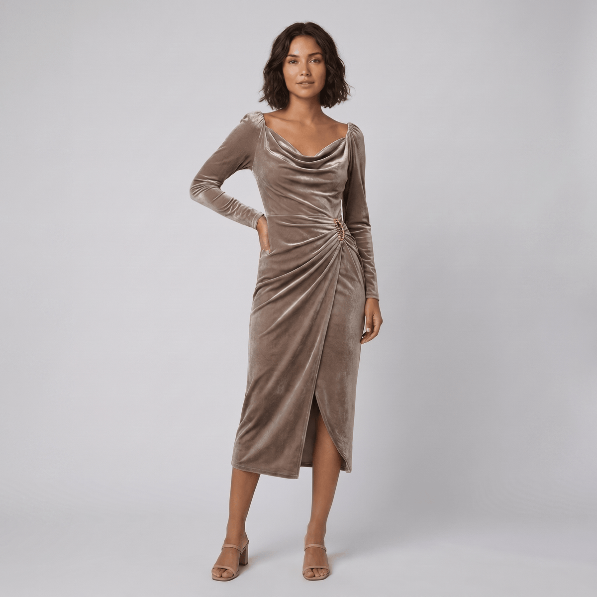 Vela | Ruffled Velvet Long-Sleeve Midi Dress by Vera Noir – in champagne